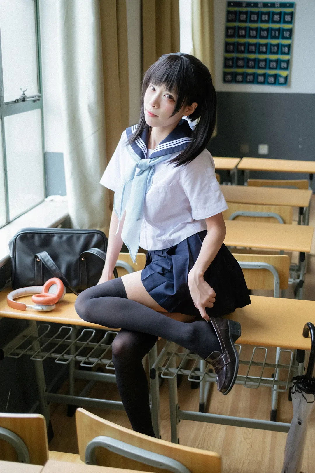 后排靠窗的雨天教室水手服写真 - 第 1 张