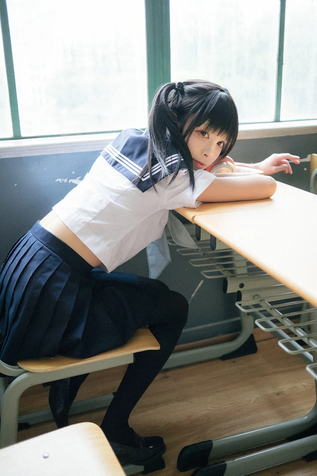 后排靠窗的雨天教室水手服写真 - 第 10 张