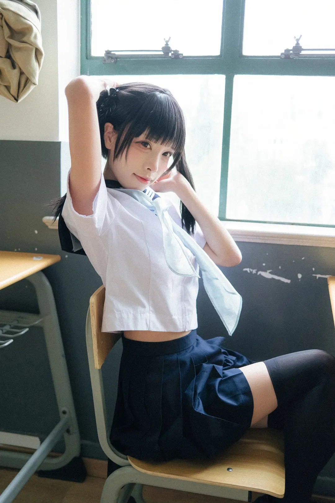 后排靠窗的雨天教室水手服写真 - 第 11 张