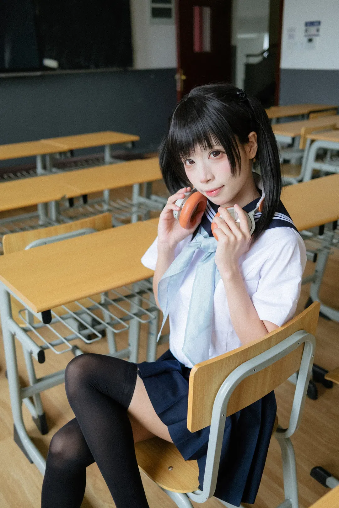 后排靠窗的雨天教室水手服写真 - 第 12 张