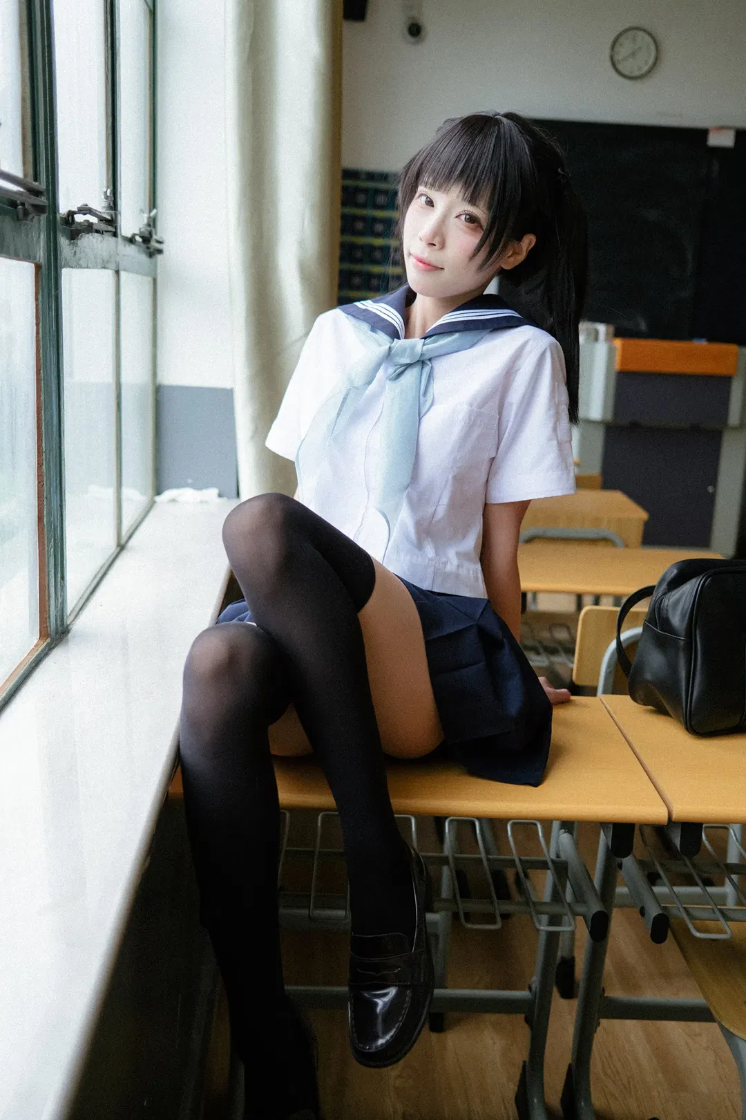 后排靠窗的雨天教室水手服写真 - 第 13 张