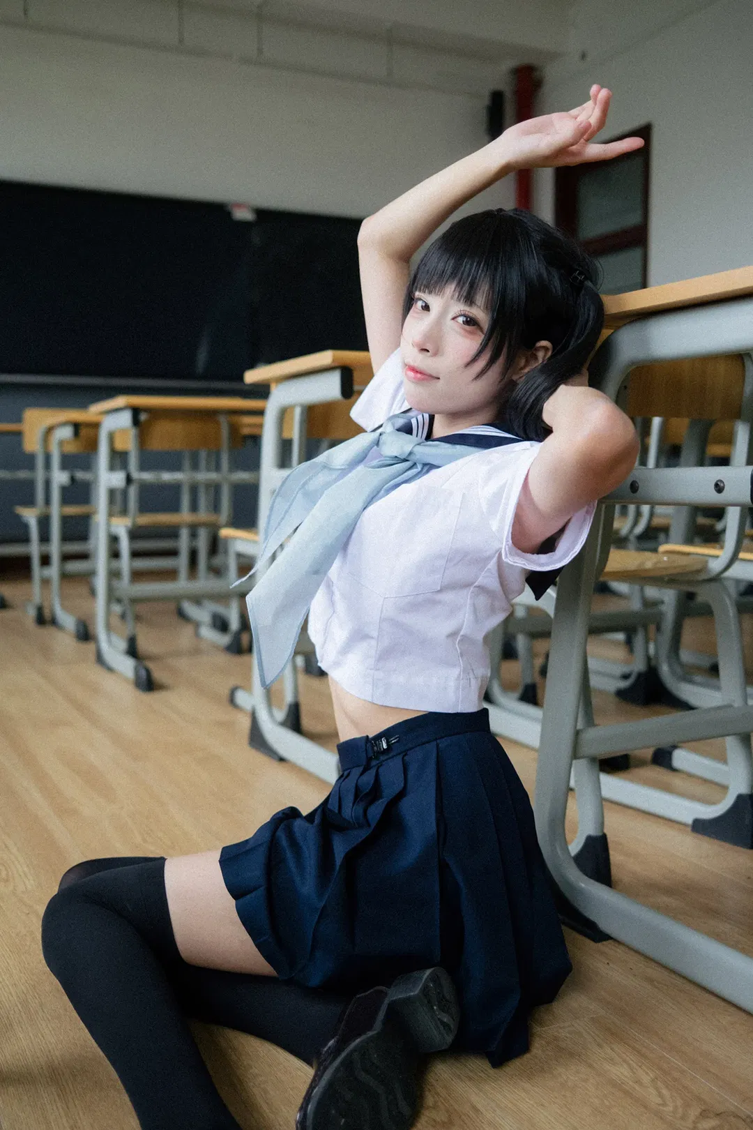 后排靠窗的雨天教室水手服写真 - 第 14 张