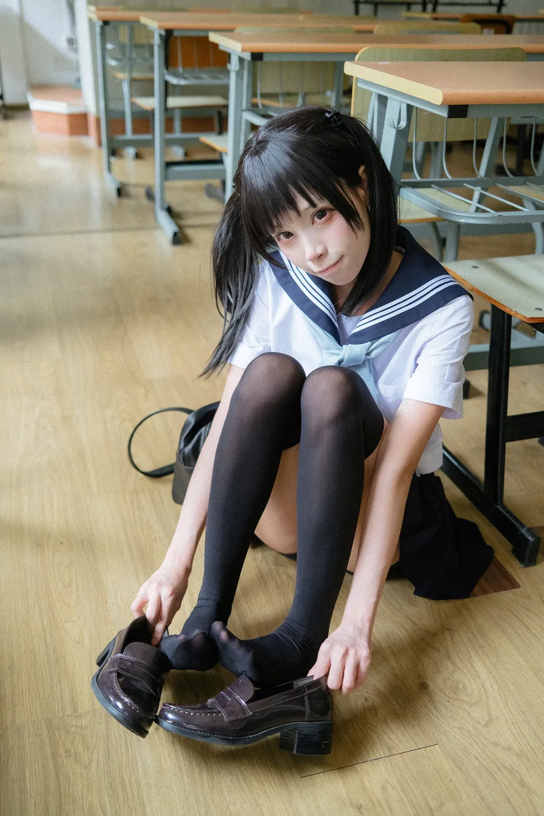 后排靠窗的雨天教室水手服写真 - 第 15 张