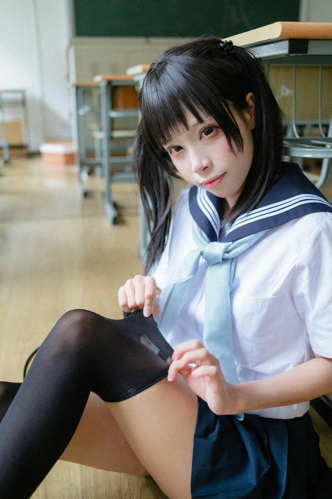 后排靠窗的雨天教室水手服写真 - 第 17 张
