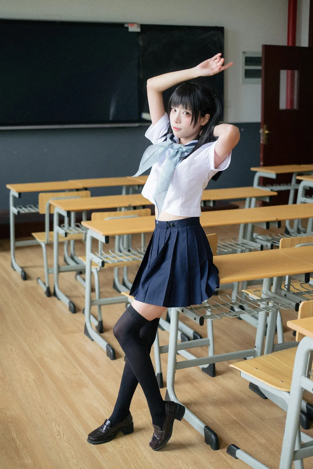 后排靠窗的雨天教室水手服写真 - 第 3 张