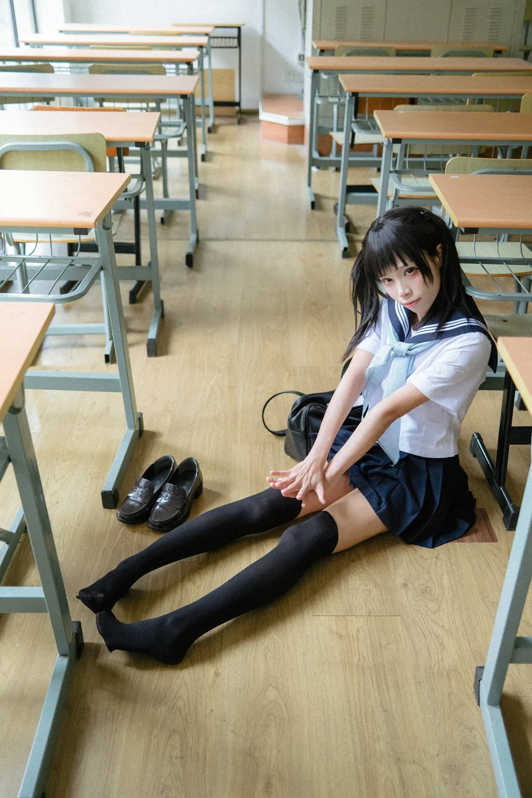 后排靠窗的雨天教室水手服写真 - 第 5 张