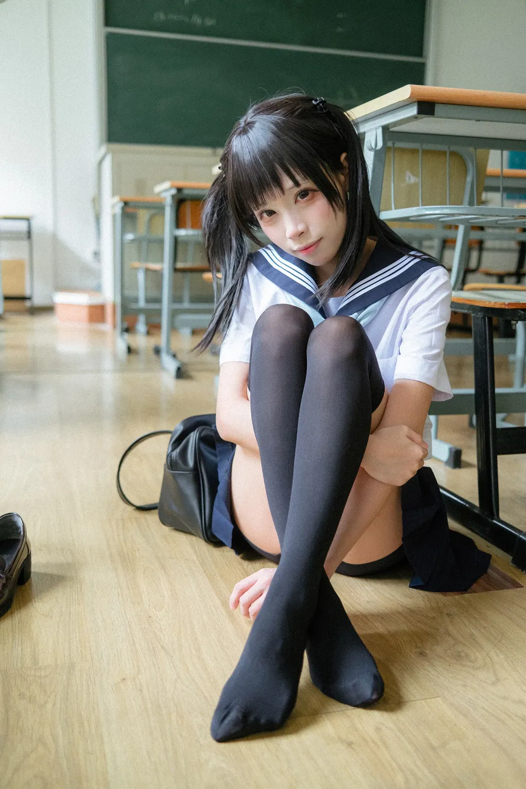 后排靠窗的雨天教室水手服写真 - 第 7 张