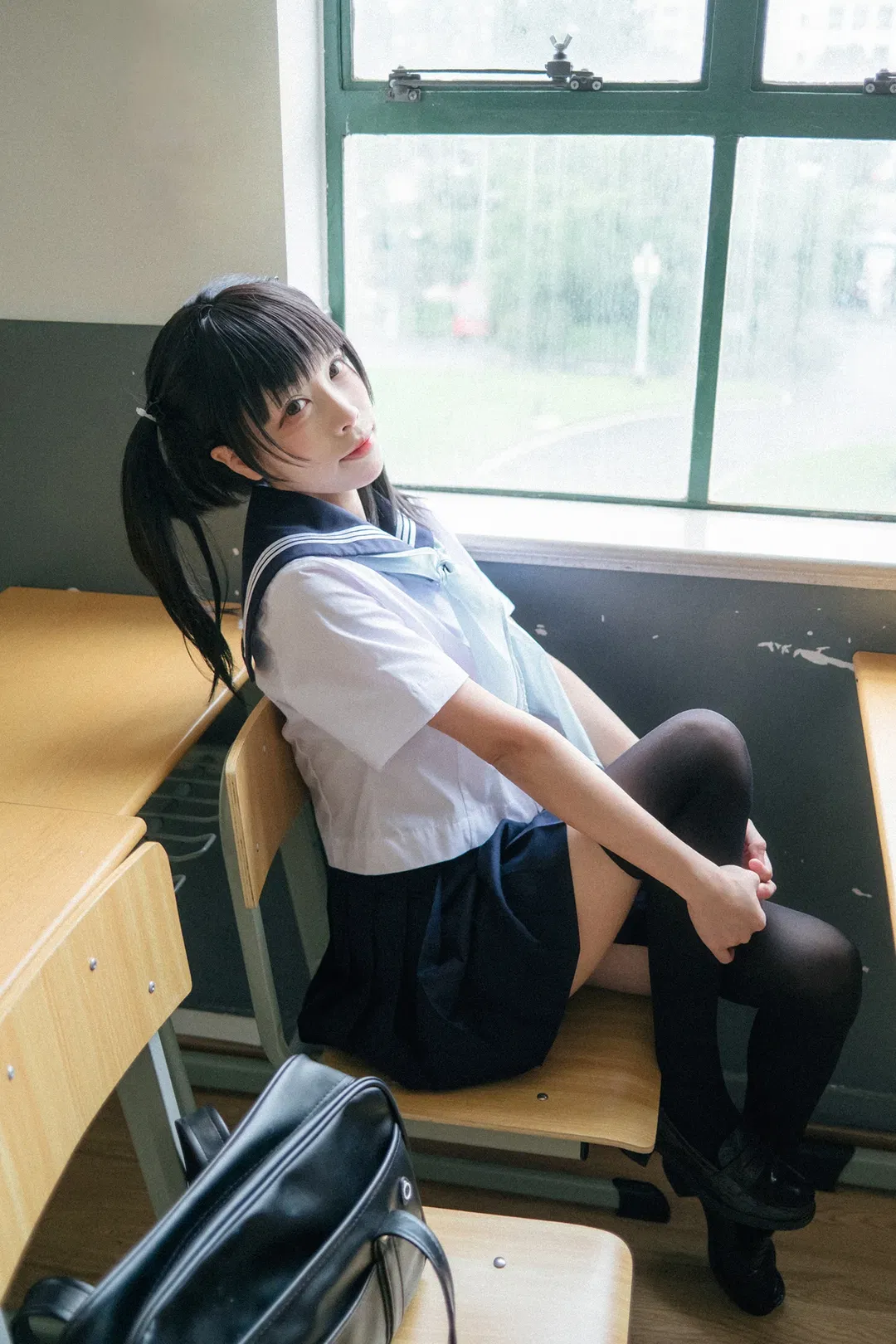 后排靠窗的雨天教室水手服写真 - 第 8 张