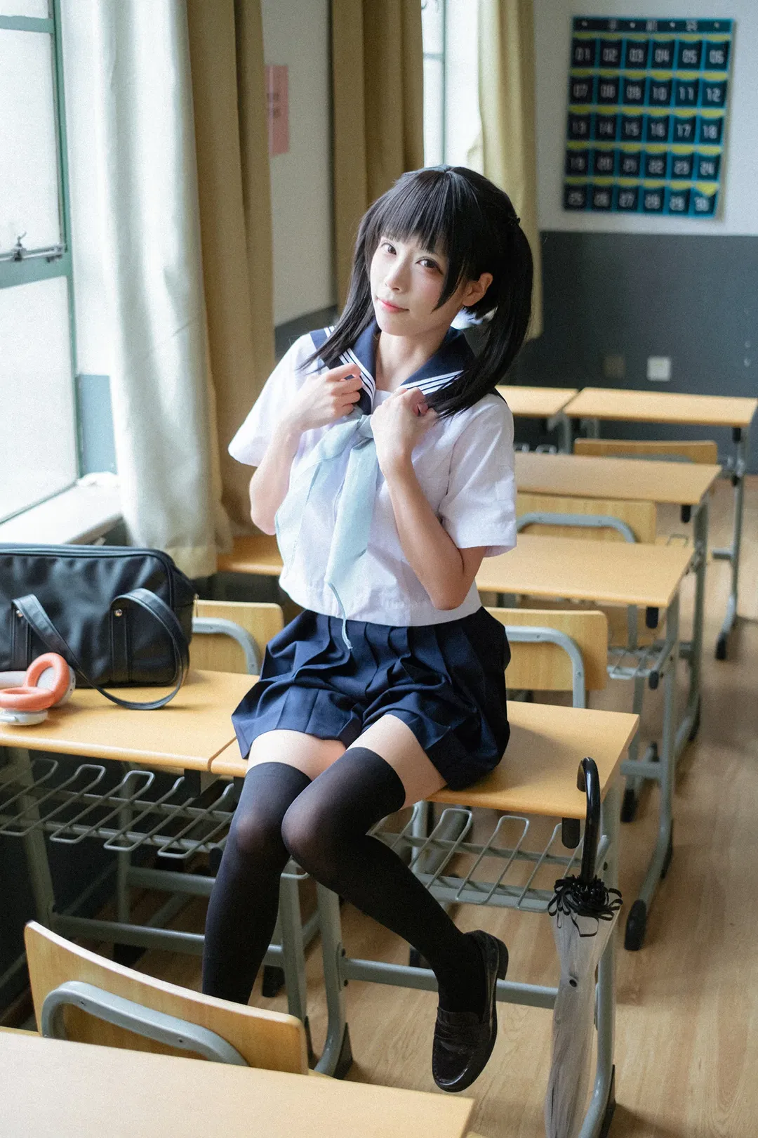 后排靠窗的雨天教室水手服写真 - 第 9 张