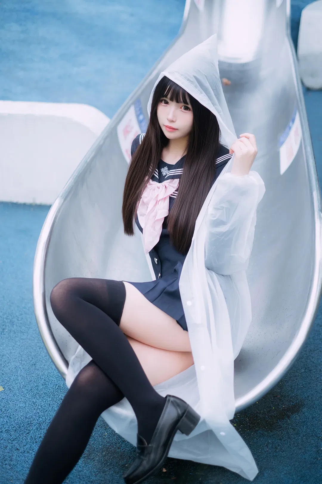 下雨天的游乐场，透明雨衣和水手服的碰撞 - 第 2 张