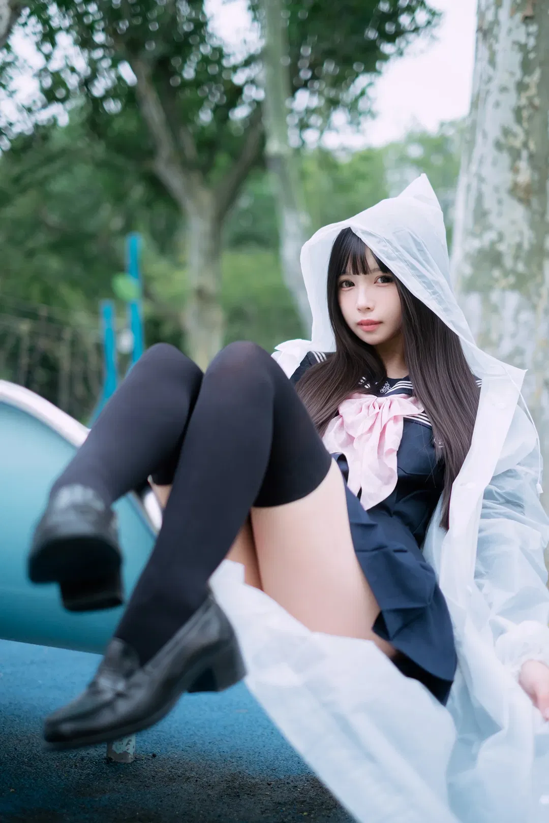 下雨天的游乐场，透明雨衣和水手服的碰撞 - 第 3 张