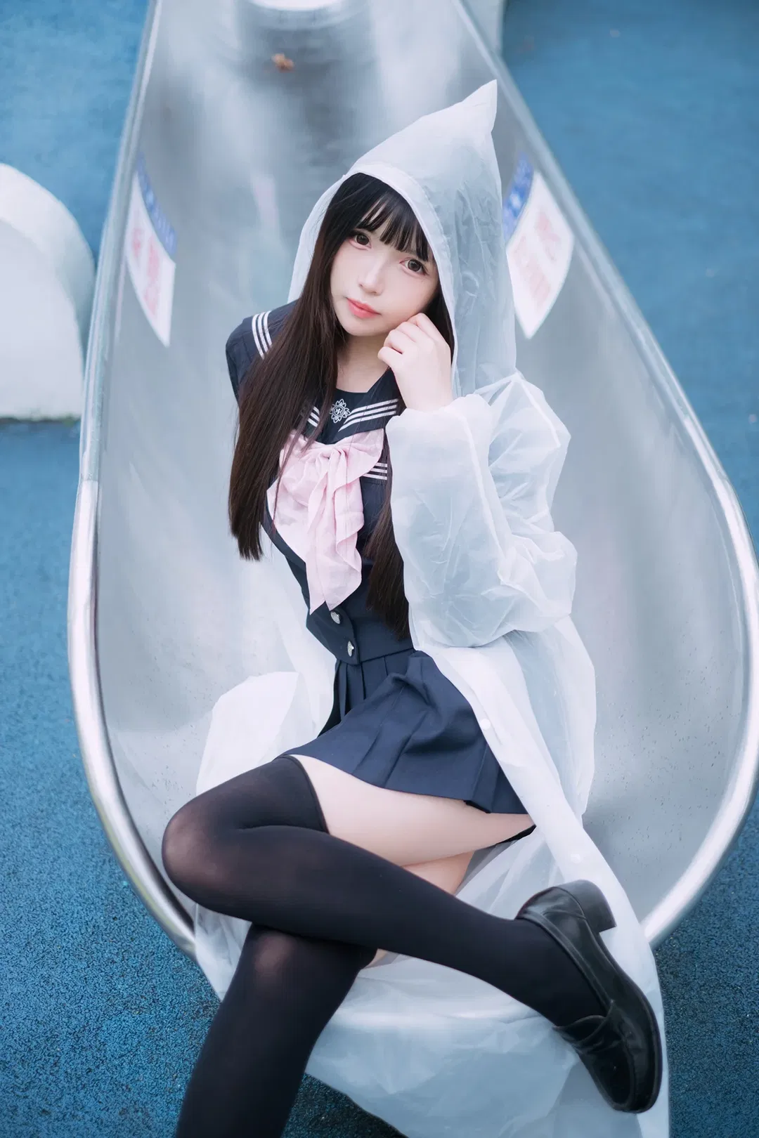 下雨天的游乐场，透明雨衣和水手服的碰撞 - 第 5 张