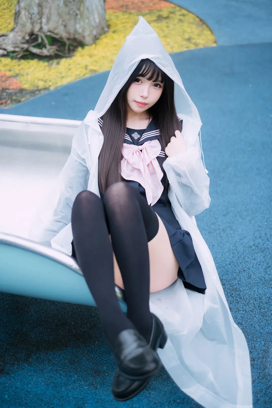下雨天的游乐场，透明雨衣和水手服的碰撞 - 第 6 张