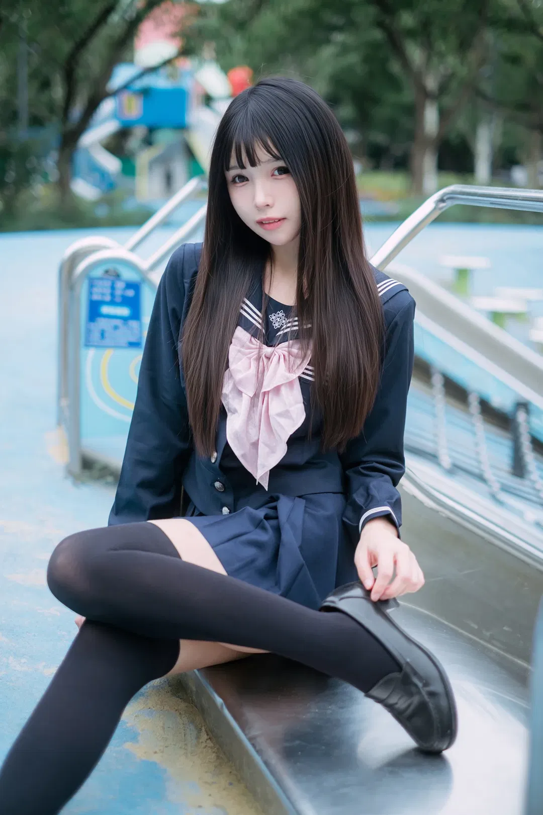 下雨天的游乐场，透明雨衣和水手服的碰撞 - 第 7 张