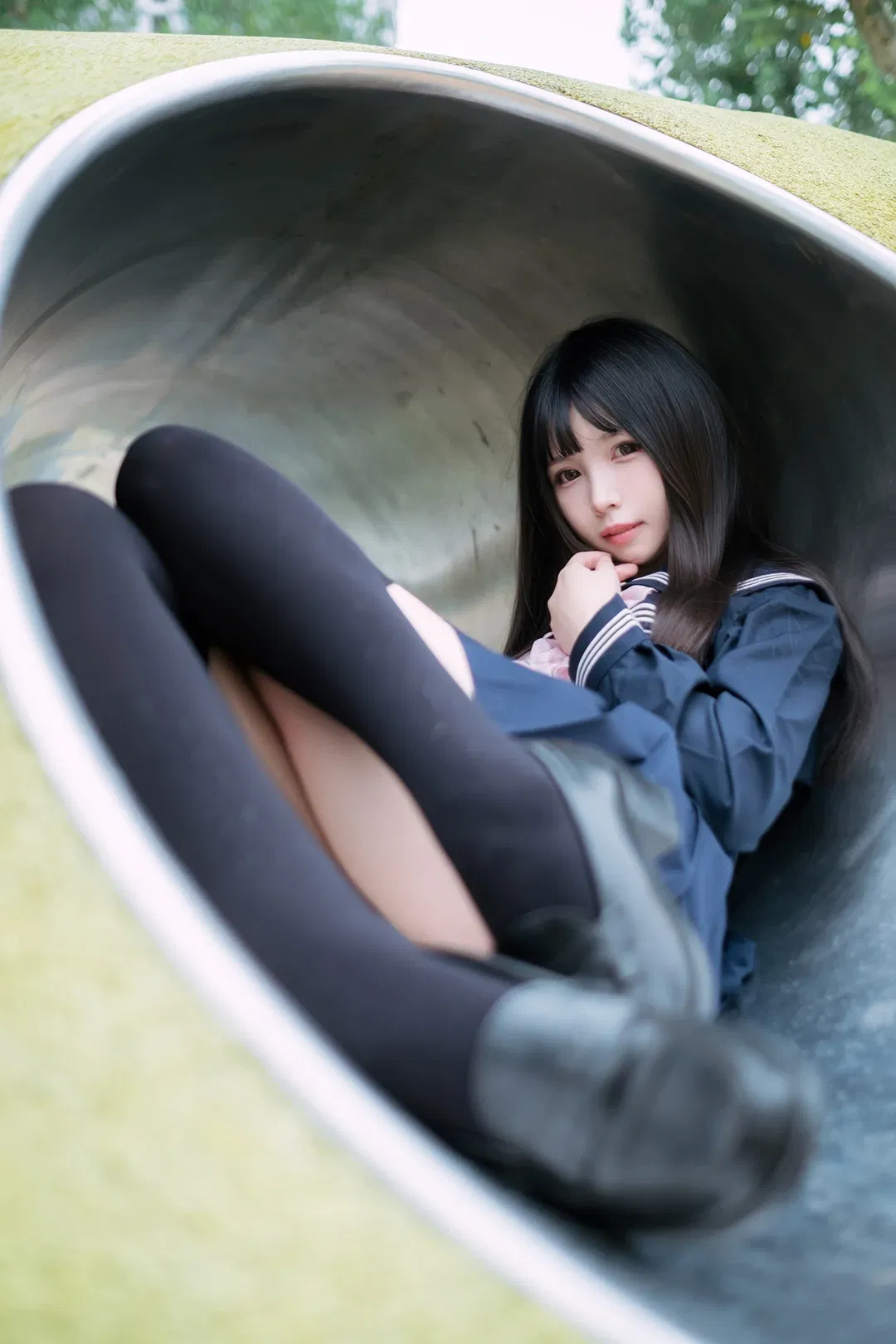 雨停后的水手服黑丝写真，游乐场滑梯拍摄日记