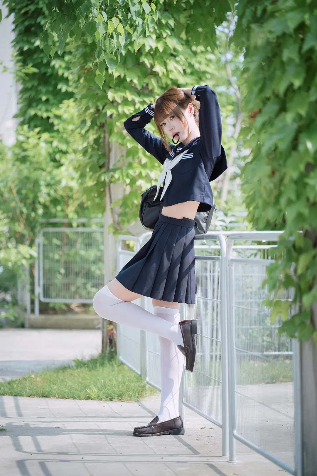 深蓝色水手服与工业风罐体的碰撞 - 第 15 张