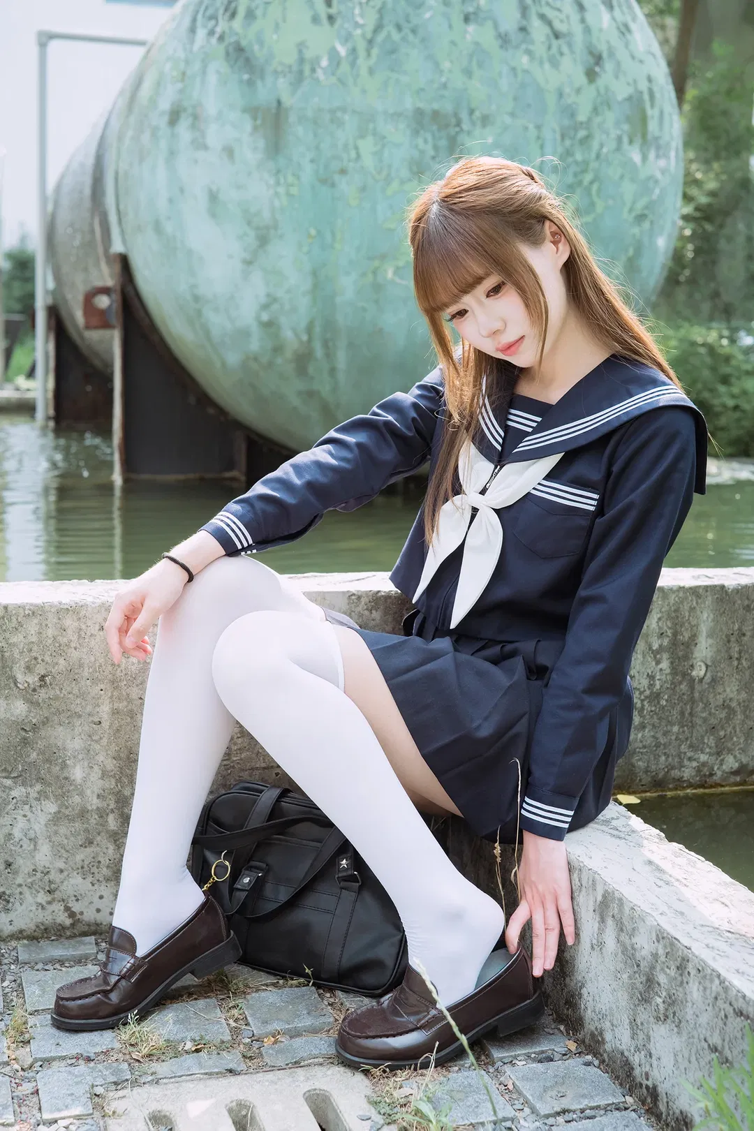 深蓝色水手服与工业风罐体的碰撞 - 第 3 张