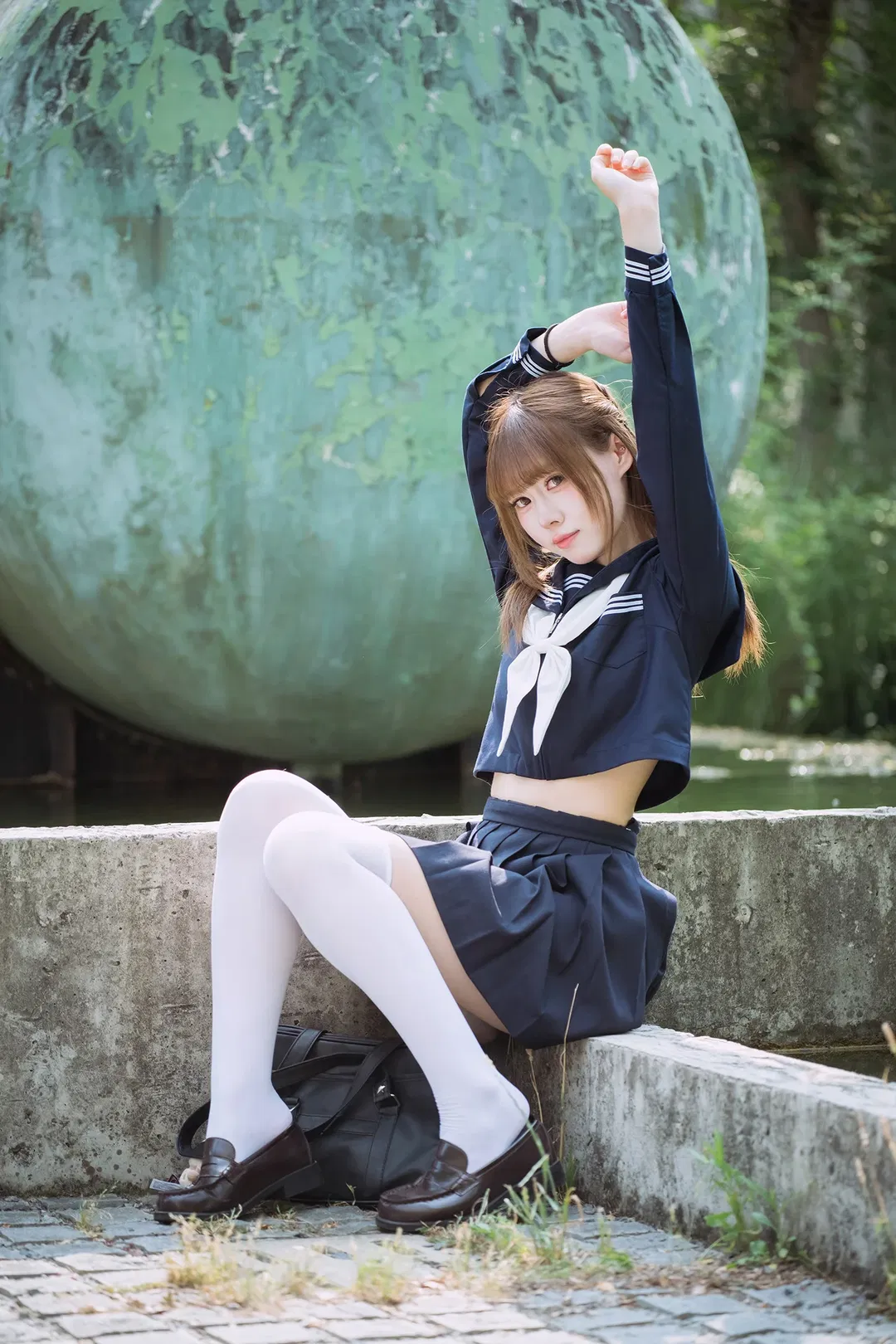 深蓝色水手服与工业风罐体的碰撞 - 第 6 张