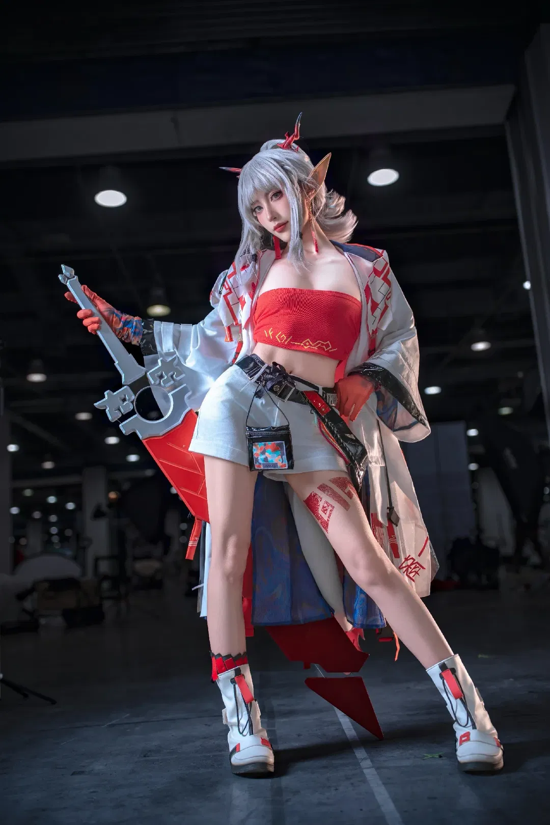 【年cos】明日方舟 年导上线欢迎打铁，漫展场照动作分享 - 第 1 张