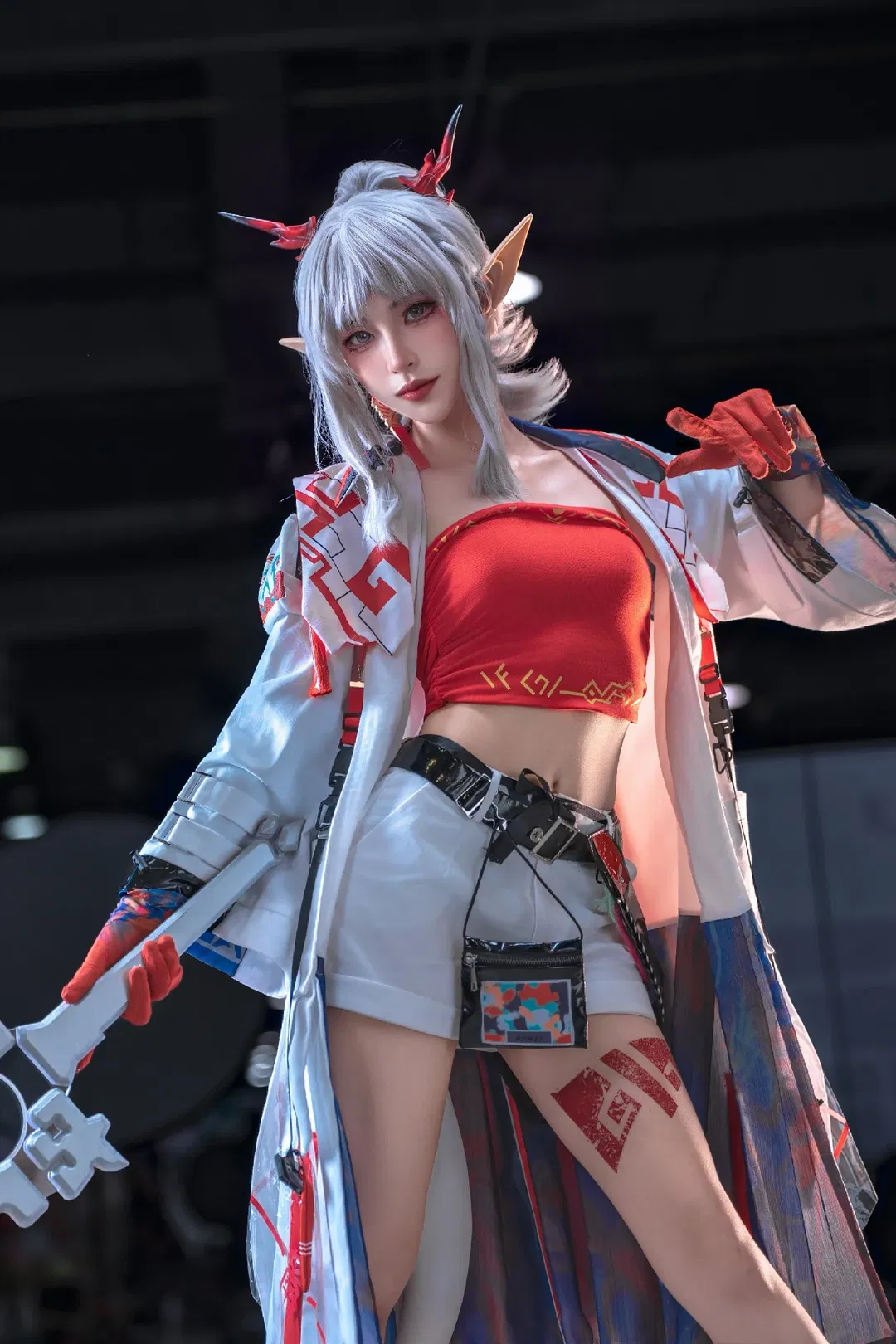 【年cos】明日方舟 年导上线欢迎打铁，漫展场照动作分享 - 第 2 张