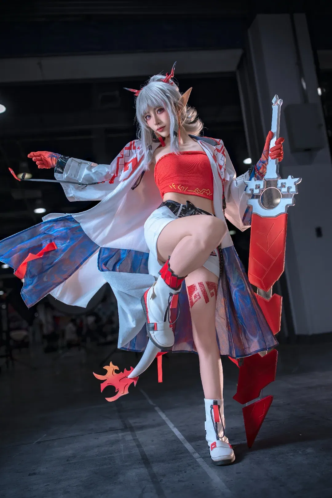 【年cos】明日方舟 年导上线欢迎打铁，漫展场照动作分享 - 第 3 张