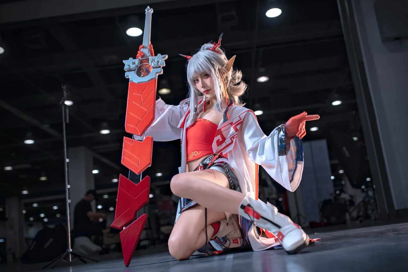 【年cos】明日方舟 年导上线欢迎打铁，漫展场照动作分享 - 第 4 张