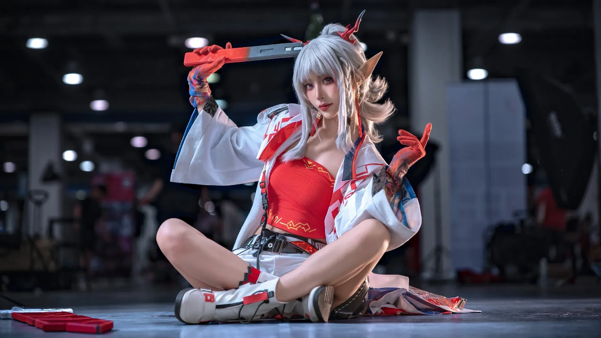 【年cos】明日方舟 年导上线欢迎打铁，漫展场照动作分享 - 第 5 张