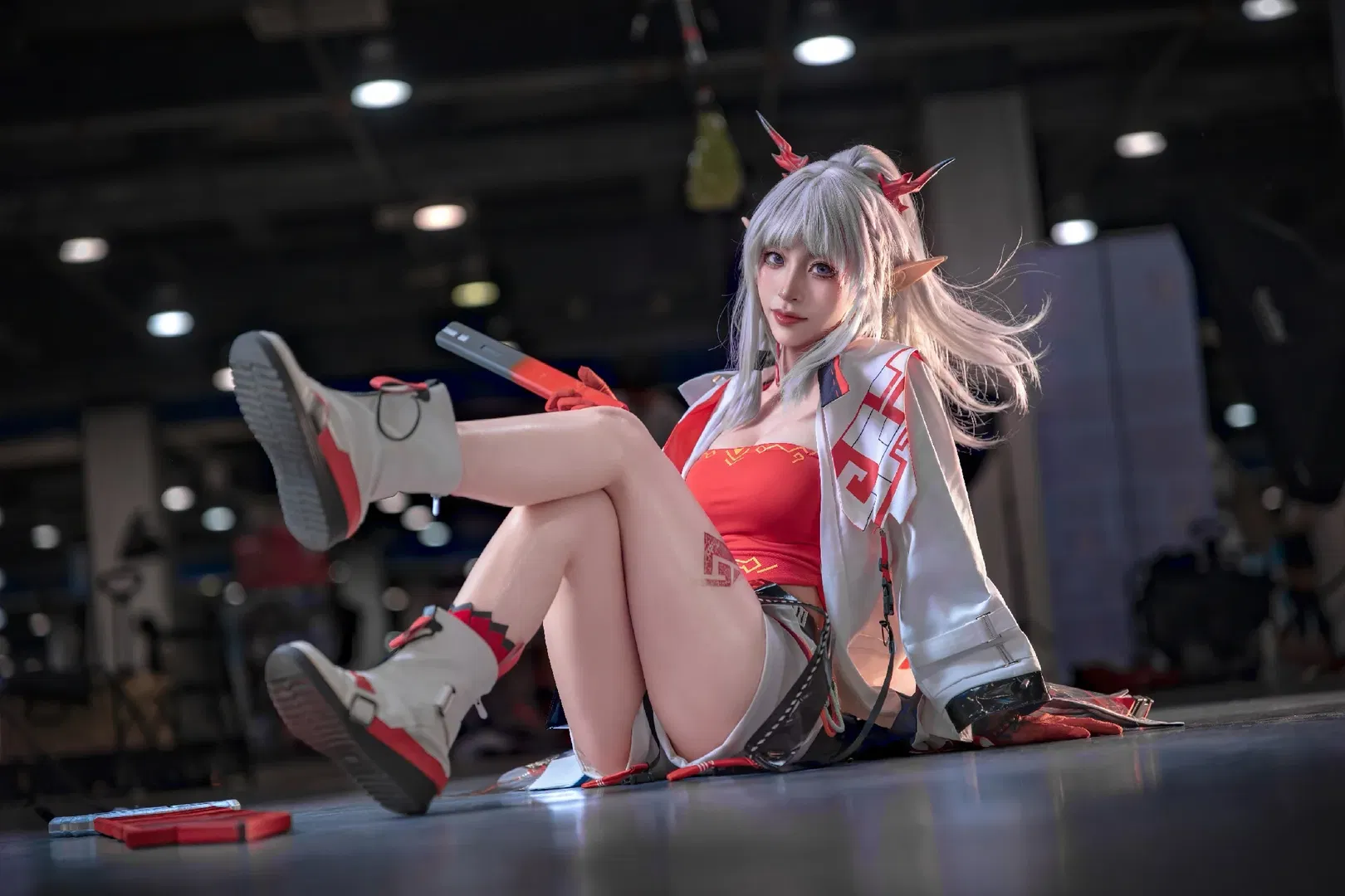 【年cos】明日方舟 年导上线欢迎打铁，漫展场照动作分享 - 第 6 张