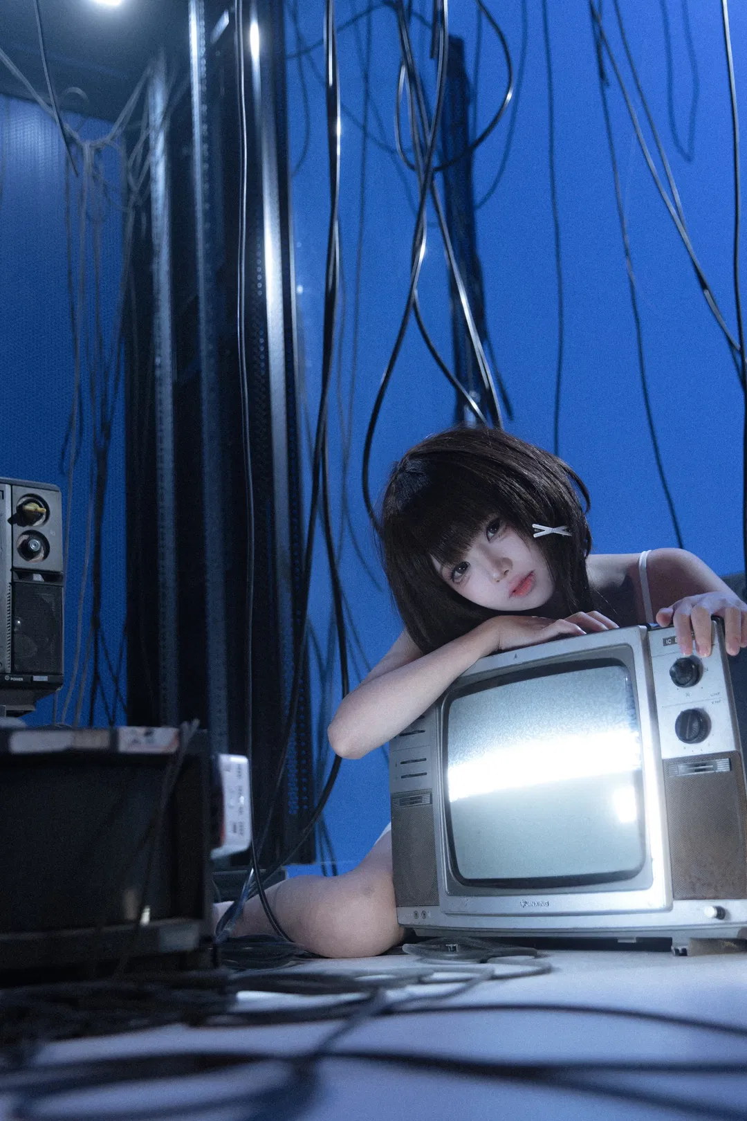 lain 梦核白棚 cos，复古电视与线缆的静谧时刻 - 第 1 张