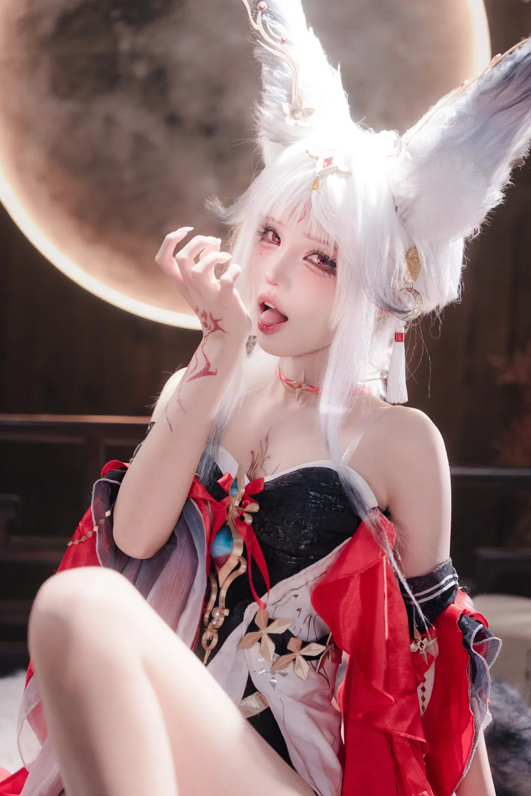 【心月狐cos】鸣潮心月狐，红黑白配色与毛茸茸的碰撞 - 第 1 张
