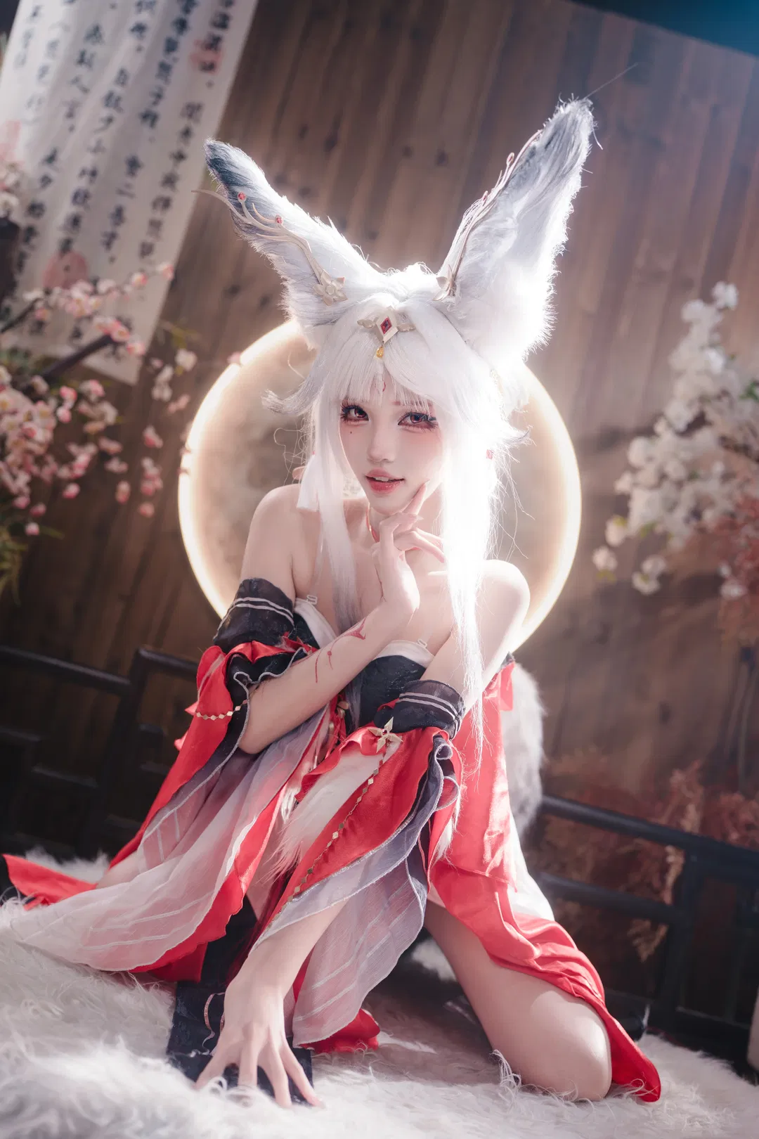 【心月狐cos】鸣潮心月狐，红黑白配色与毛茸茸的碰撞 - 第 2 张