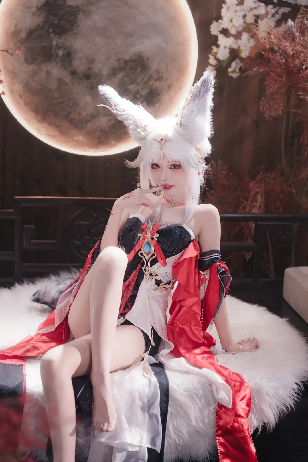 【心月狐cos】鸣潮心月狐，红黑白配色与毛茸茸的碰撞 - 第 3 张