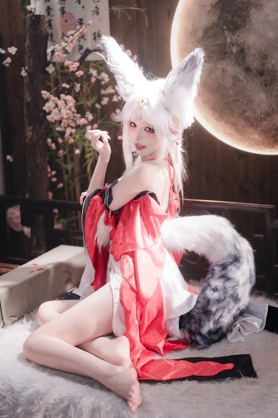 【心月狐cos】鸣潮心月狐，红黑白配色与毛茸茸的碰撞 - 第 4 张