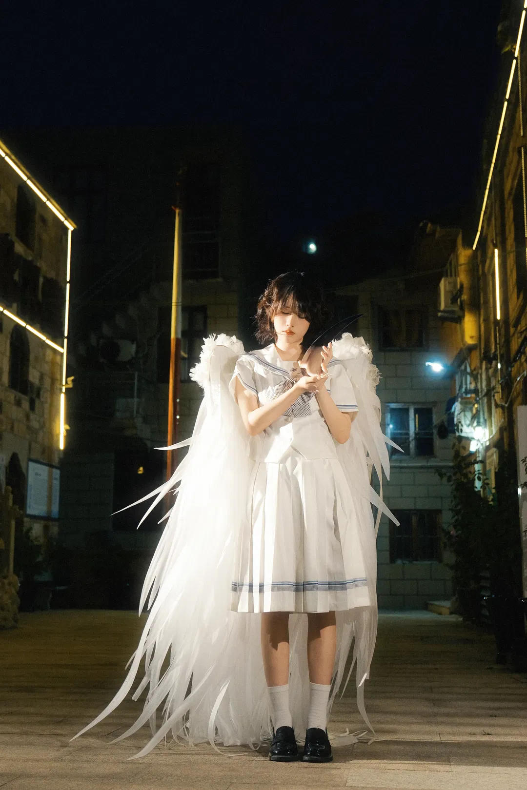 夜幕下的纯白羽翼与水手服夜景氛围感写真 - 第 2 张