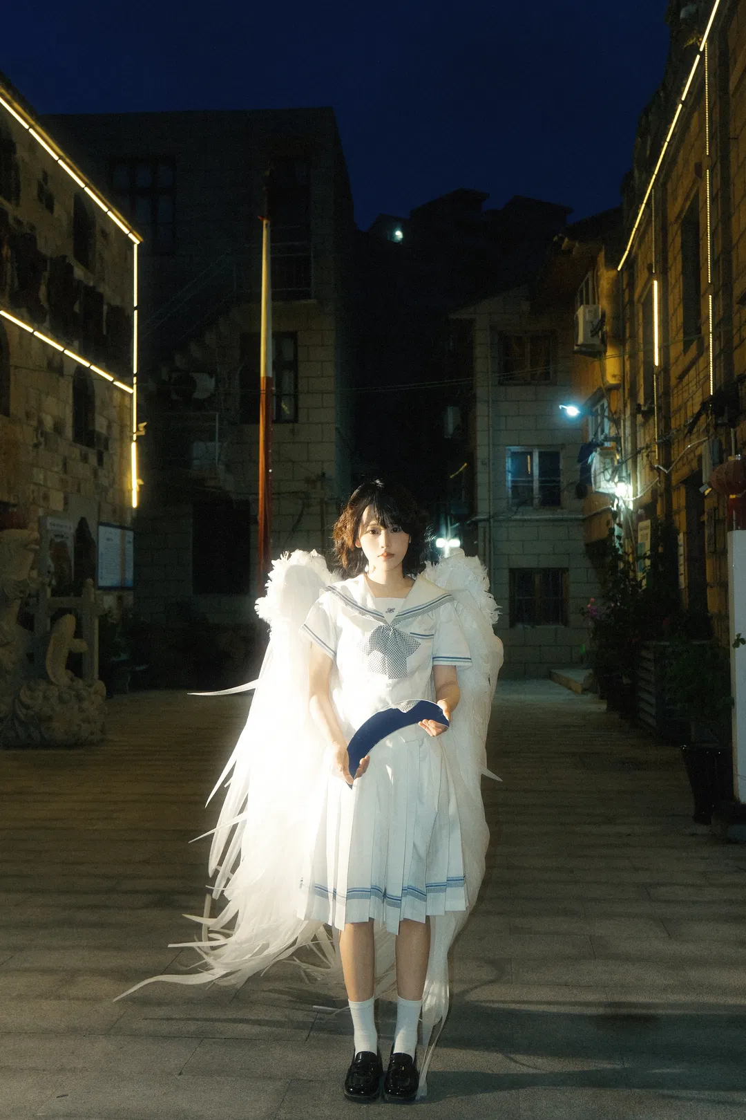 夜幕下的纯白羽翼与水手服夜景氛围感写真 - 第 4 张