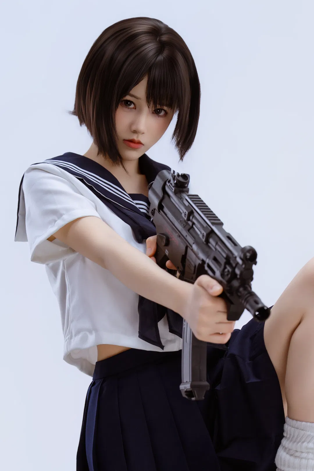 纯白棚里的少女暴君：水手服与枪剑的反差碰撞 - 第 1 张