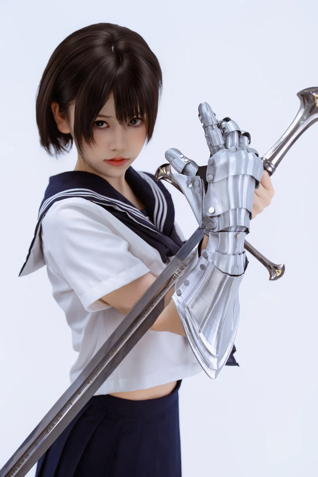 纯白棚里的少女暴君：水手服与枪剑的反差碰撞 - 第 10 张