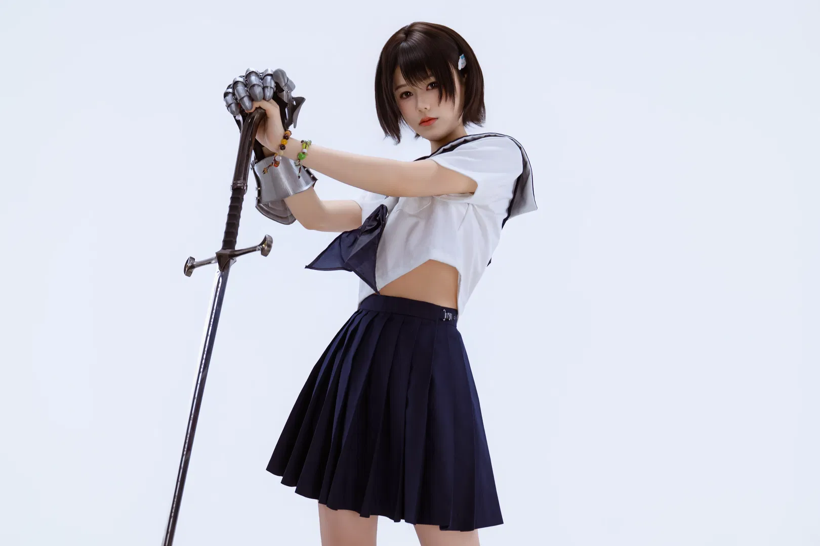 纯白棚里的少女暴君：水手服与枪剑的反差碰撞 - 第 3 张