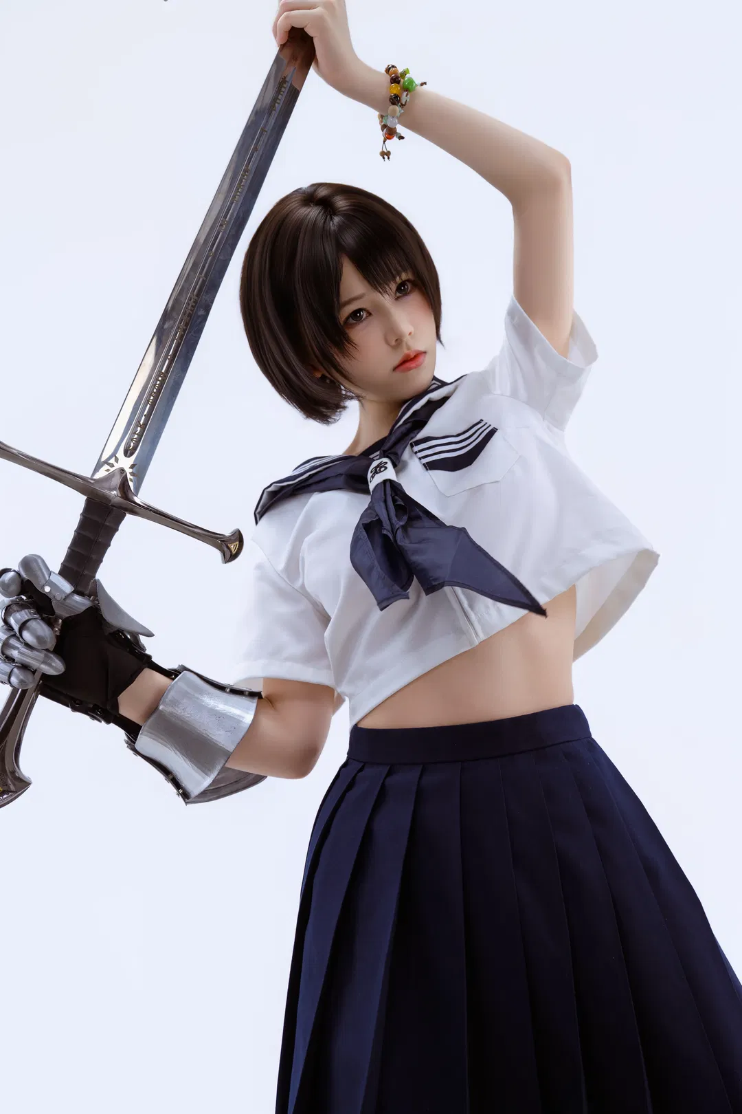 纯白棚里的少女暴君：水手服与枪剑的反差碰撞 - 第 4 张