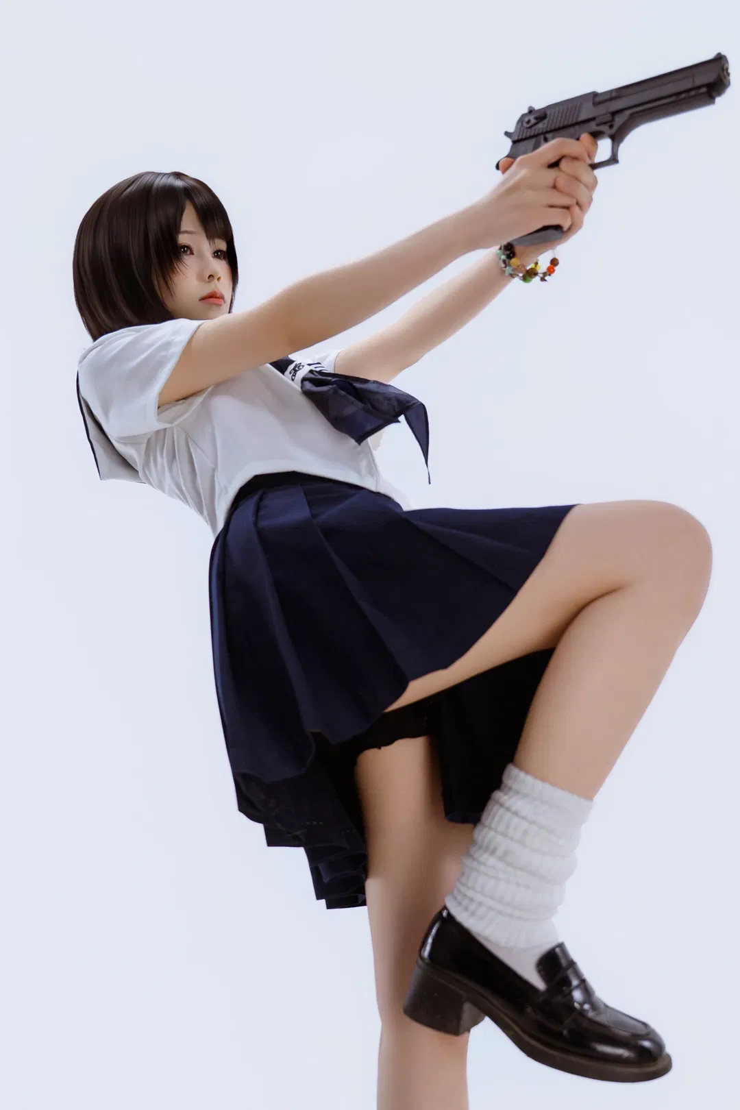 纯白棚里的少女暴君：水手服与枪剑的反差碰撞 - 第 5 张