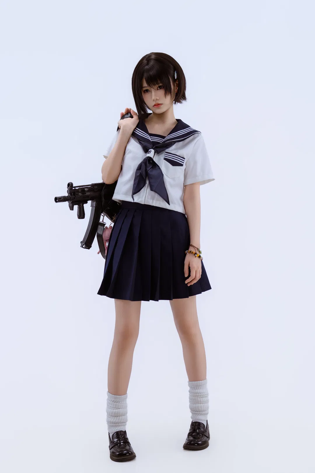 纯白棚里的少女暴君：水手服与枪剑的反差碰撞 - 第 6 张