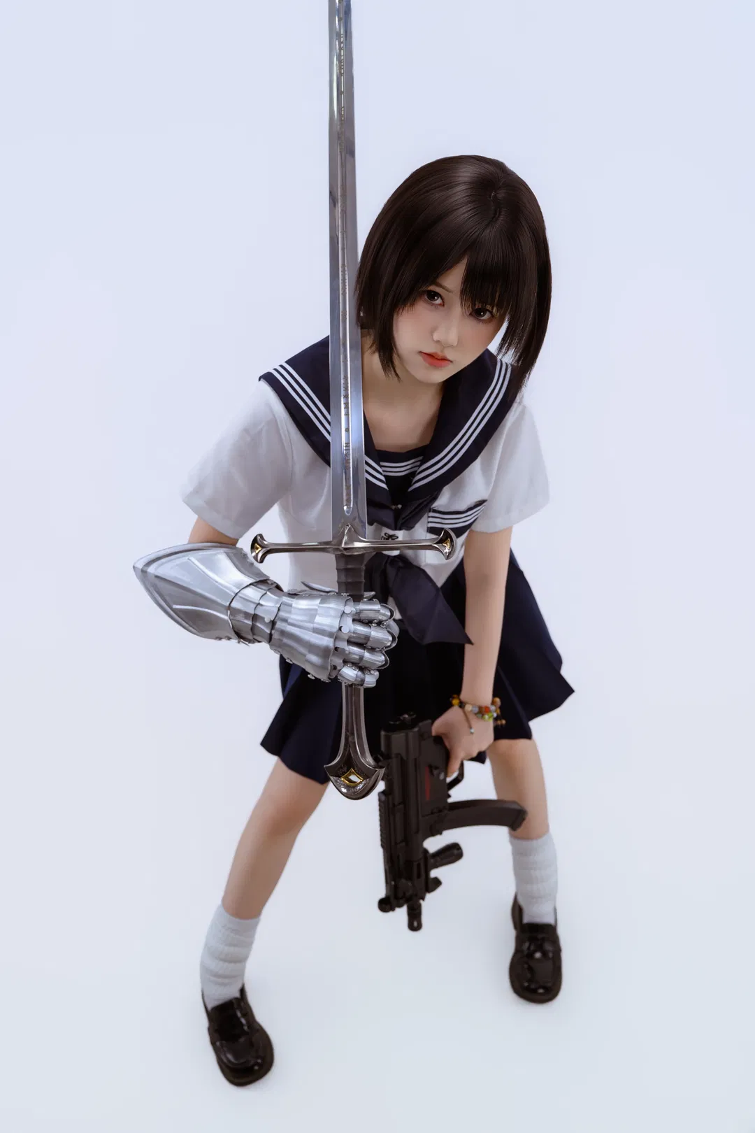 纯白棚里的少女暴君：水手服与枪剑的反差碰撞 - 第 7 张