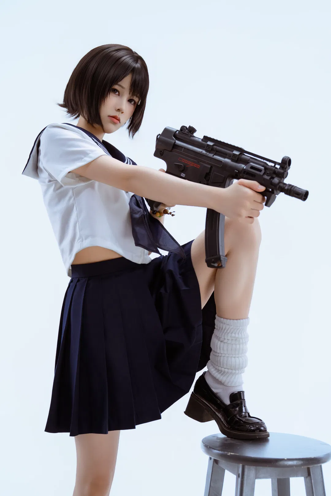 纯白棚里的少女暴君：水手服与枪剑的反差碰撞 - 第 8 张