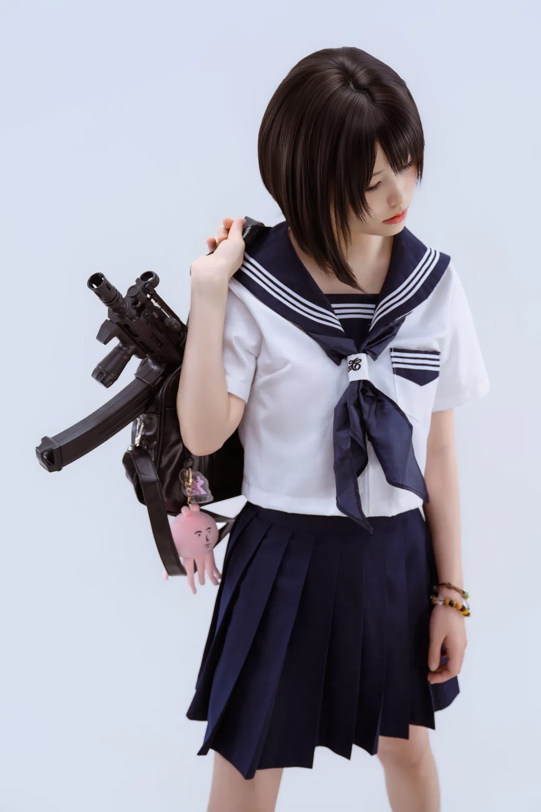 纯白棚里的少女暴君：水手服与枪剑的反差碰撞 - 第 9 张