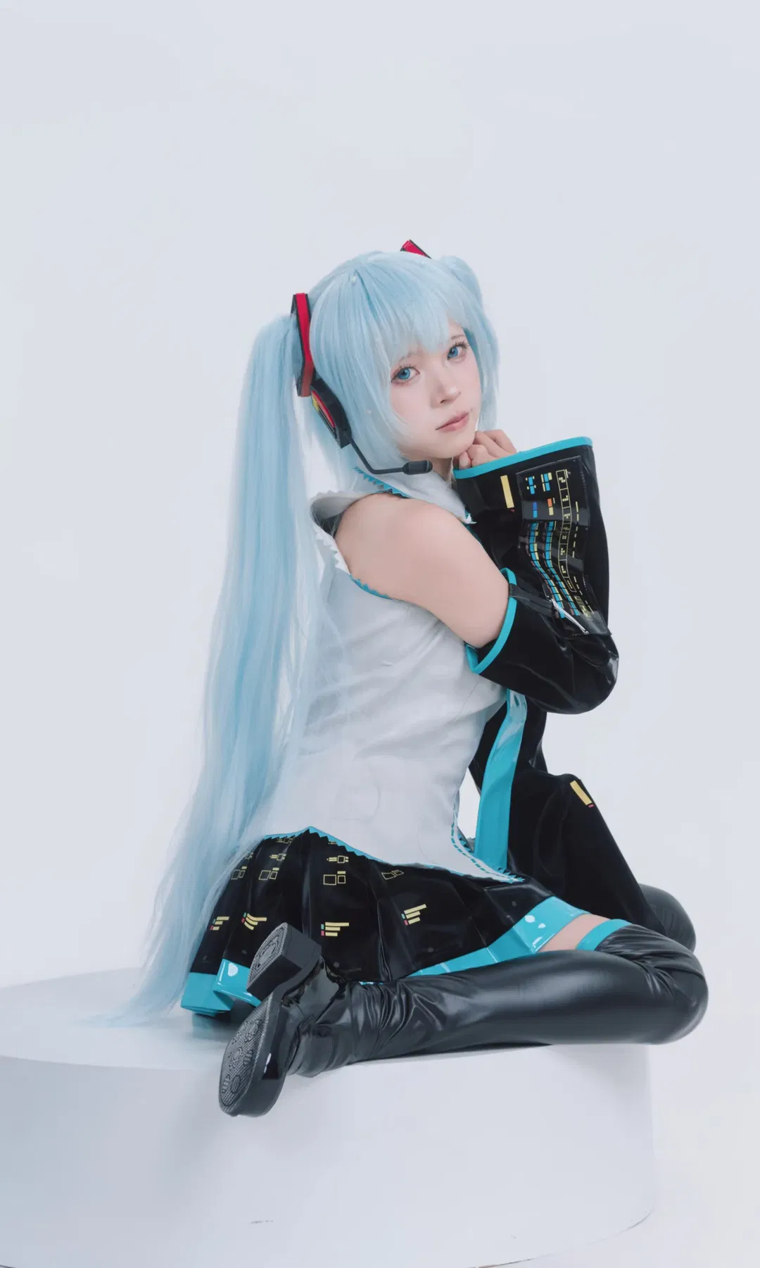 【初音未来cos】蓝色双马尾与电子音的未来感碰撞 - 第 1 张