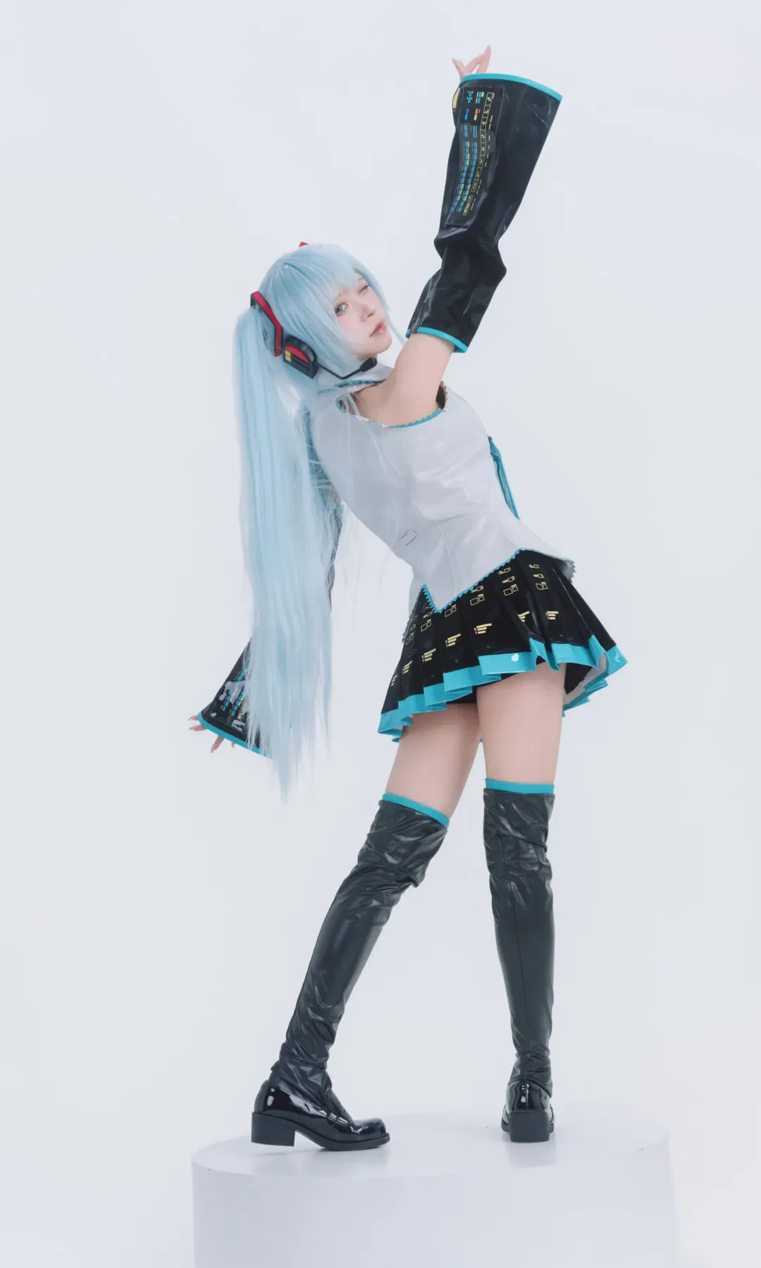 【初音未来cos】蓝色双马尾与电子音的未来感碰撞 - 第 2 张