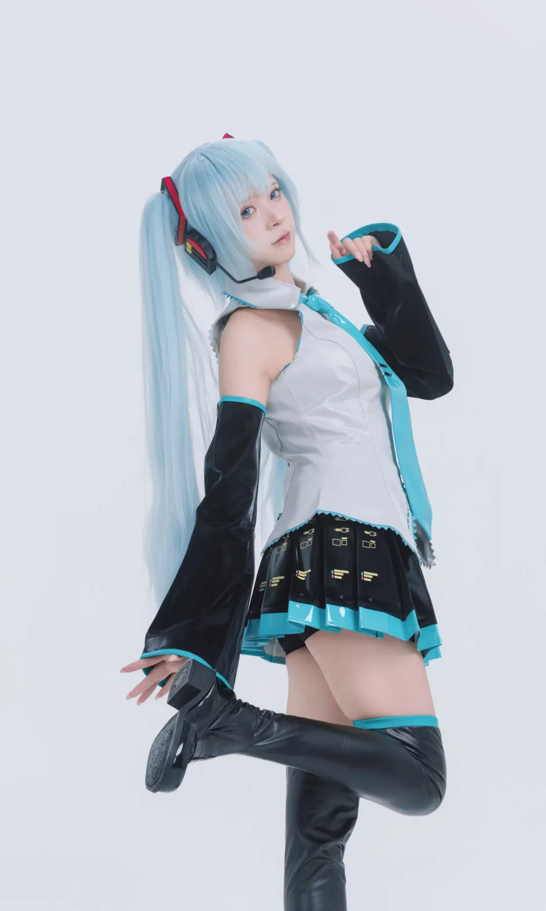 【初音未来cos】蓝色双马尾与电子音的未来感碰撞 - 第 3 张