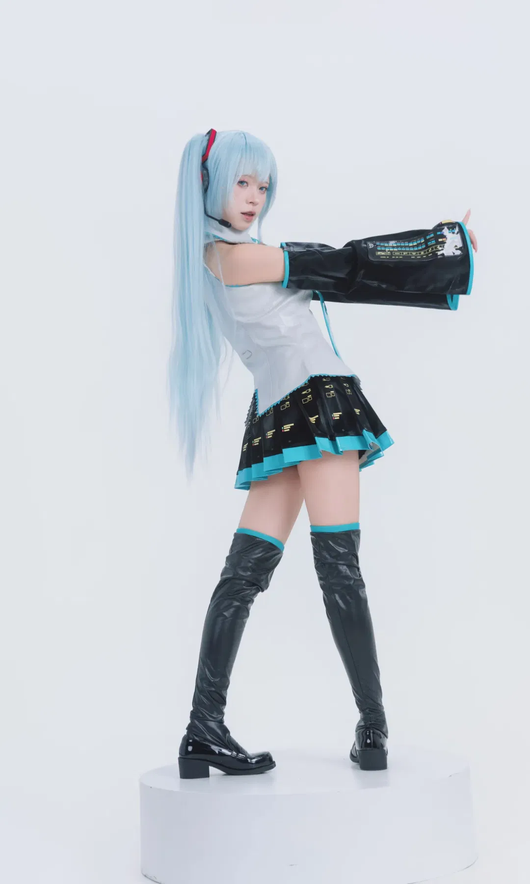 【初音未来cos】蓝色双马尾与电子音的未来感碰撞 - 第 4 张