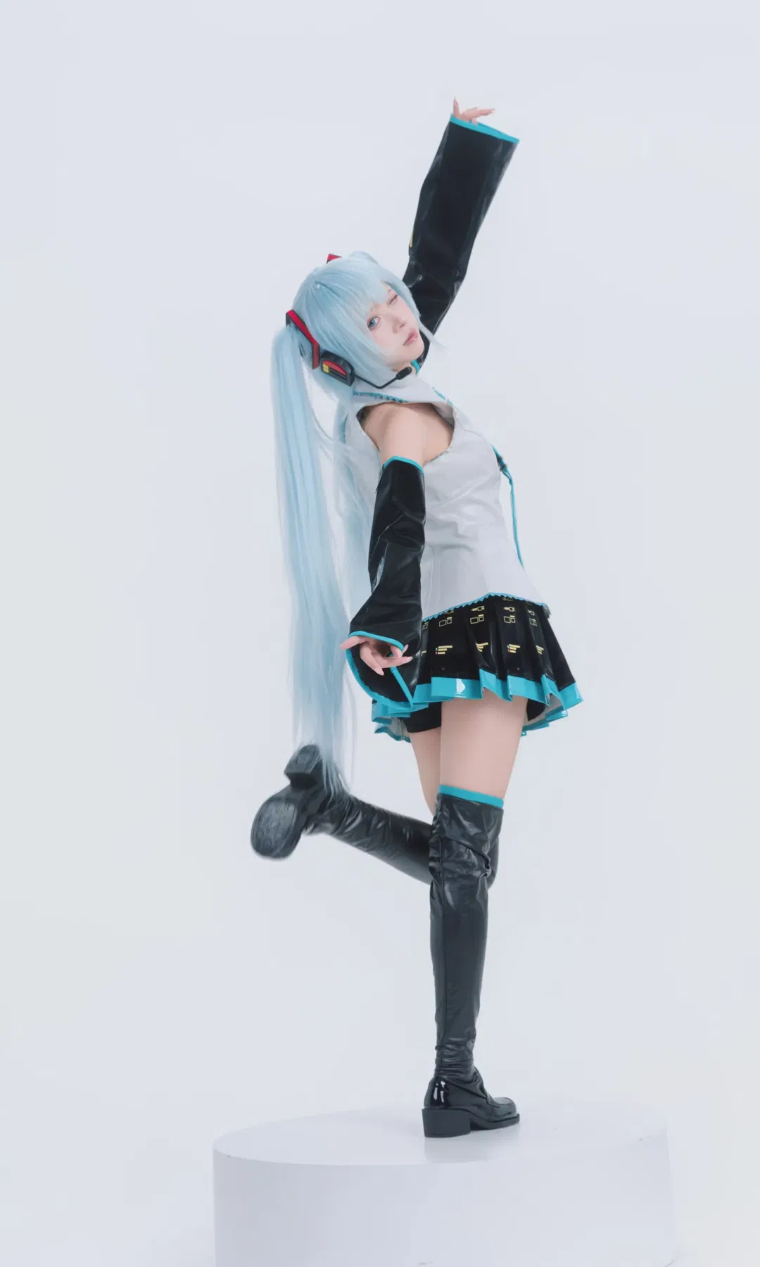 【初音未来cos】蓝色双马尾与电子音的未来感碰撞 - 第 5 张