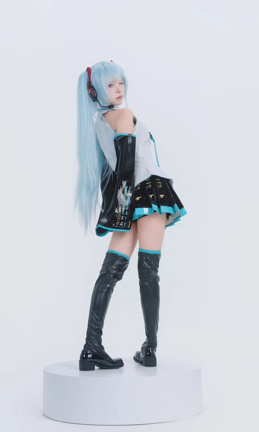 【初音未来cos】蓝色双马尾与电子音的未来感碰撞 - 第 6 张